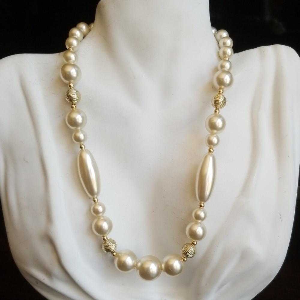 Vintage Faux Pearl and Goldtone Bead Necklace - Picture 5 of 8